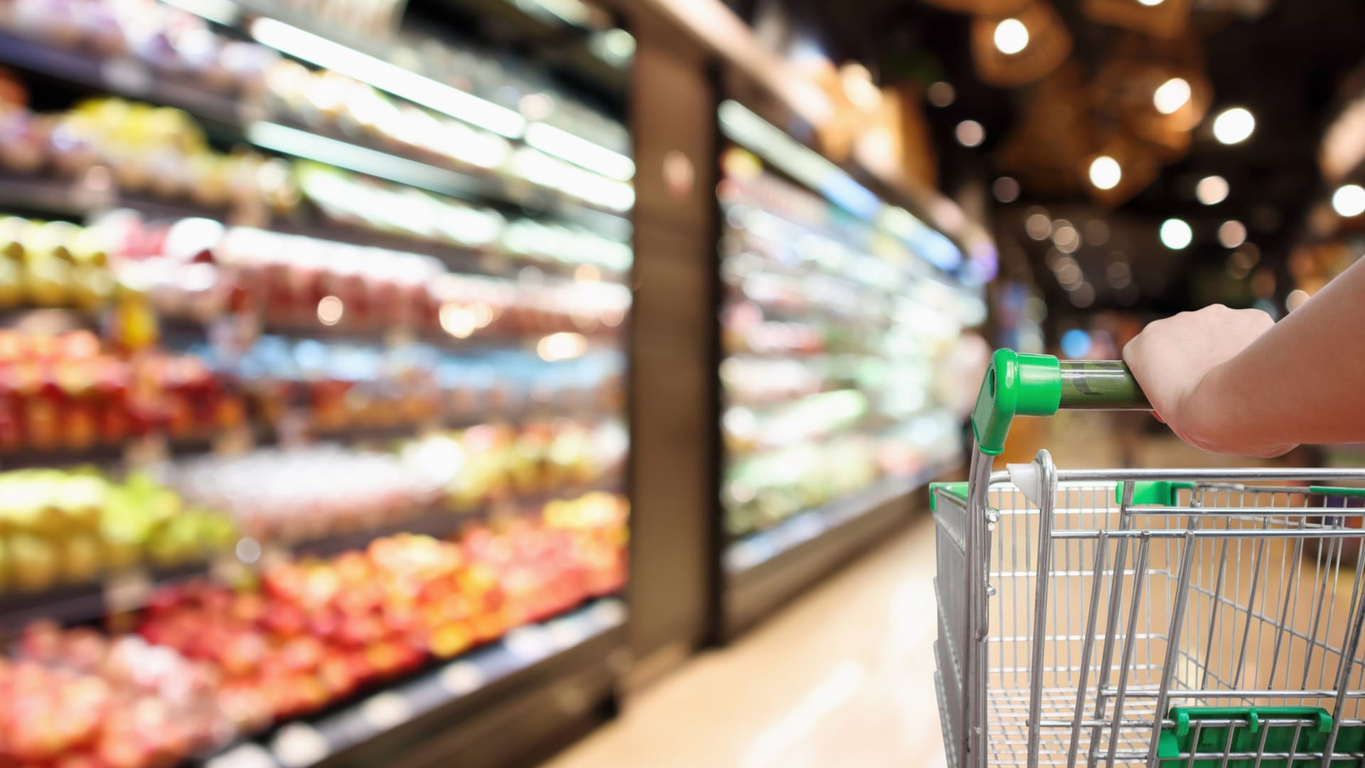 Leerer Einkaufswagen im Supermarkt