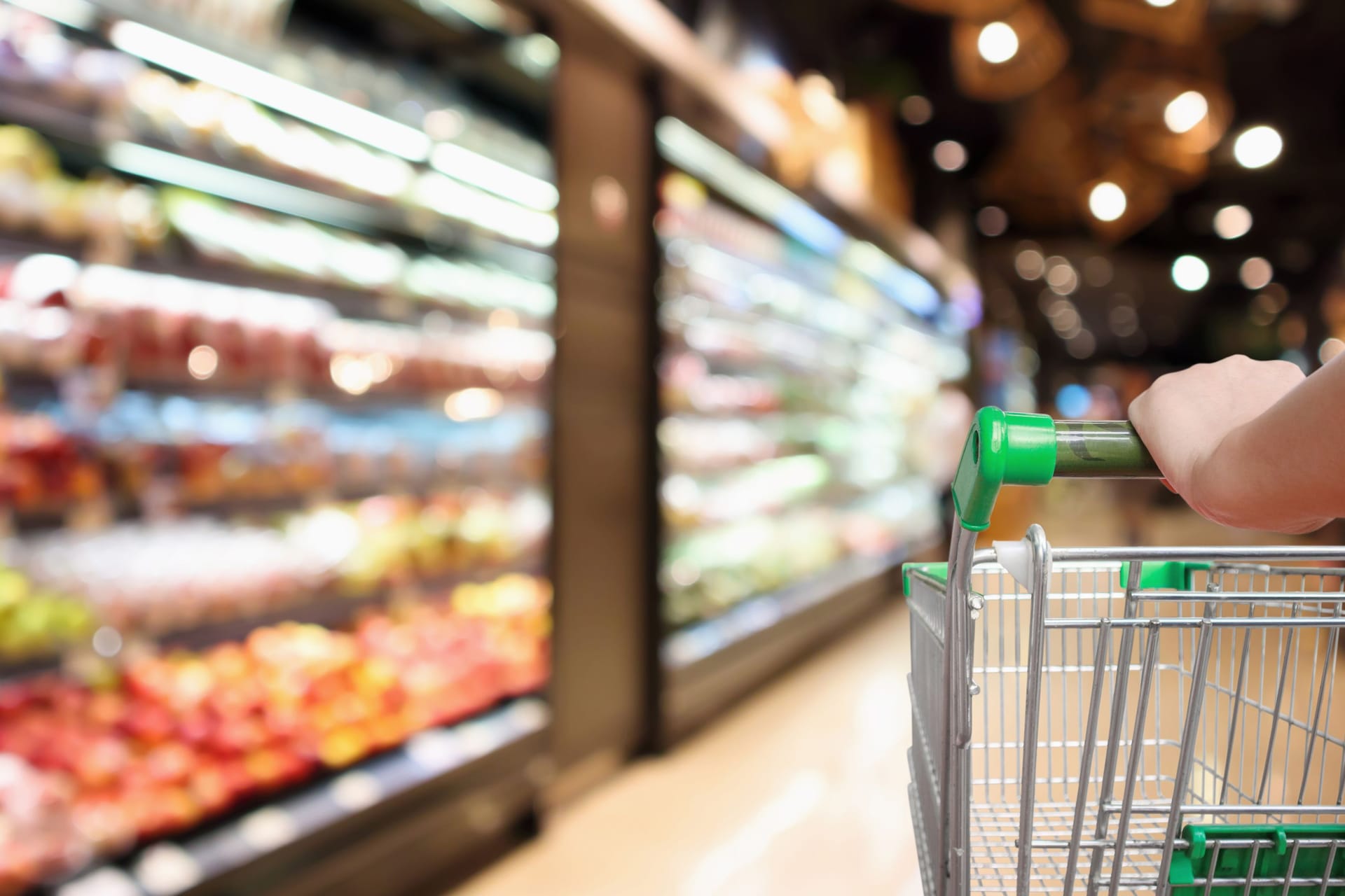 Leerer Einkaufswagen im Supermarkt