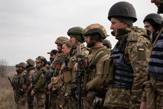 Ukrainische Soldaten bei einem Militärtraining in Mykolajiw: Zunächst sollen etwa 15.000 Soldaten in mehreren EU-Ländern ausgebildet werden.
