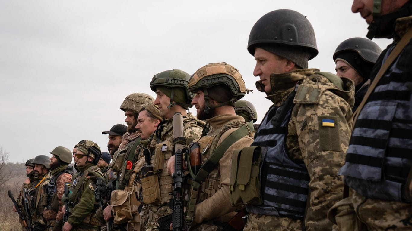 Ukrainische Soldaten bei einem Militärtraining in Mykolajiw: Zunächst sollen etwa 15.000 Soldaten in mehreren EU-Ländern ausgebildet werden.