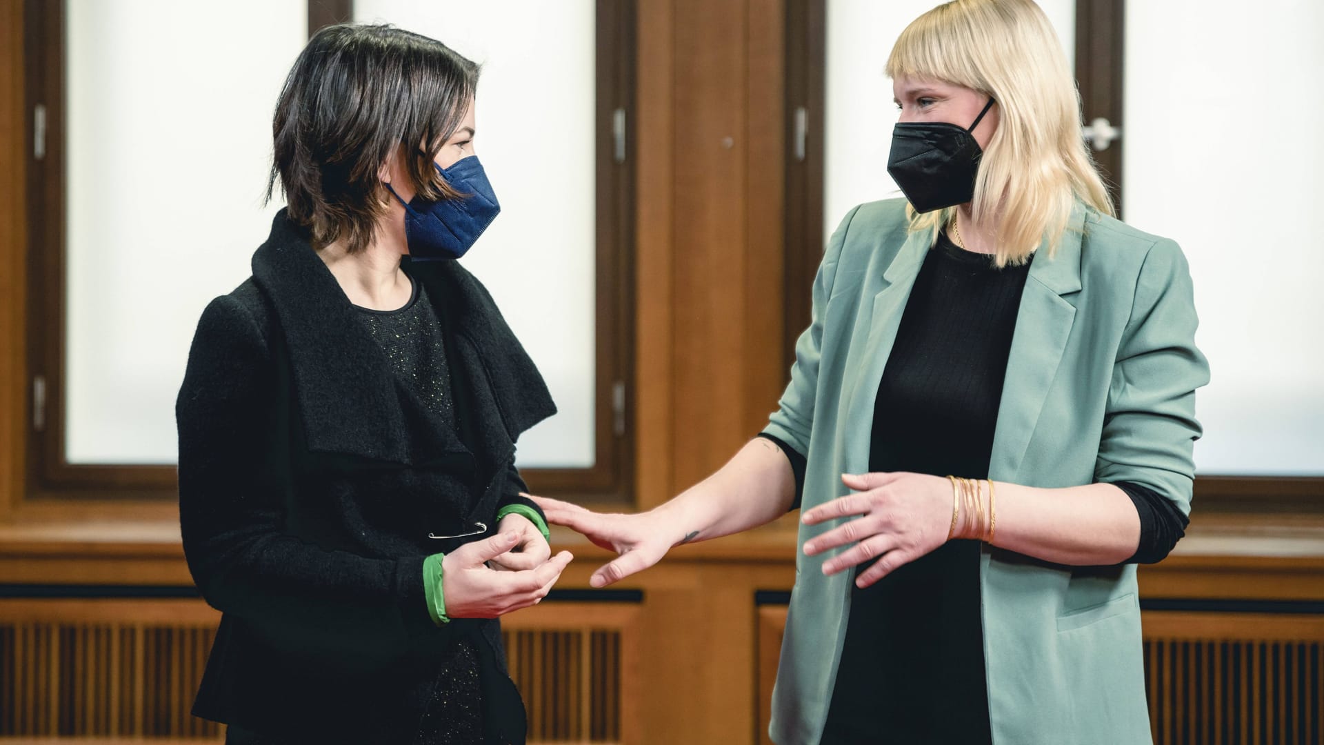 Außenministerin Annalena Baerbock (l.) ernennt im Januar die Menschenrechtsbeauftragte Luise Amtsberg: Die Koalition will ihren Posten stärken.