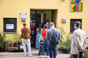 Schlange vor einem Wahllokal in Neukölln (Archivfoto): Bei den Wahlen in Berlin kam es zu zahlreichen Pannen.