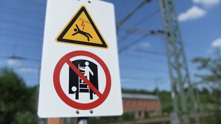 Ein Warnschild an einer Bahnstrecke (Symbolfoto): Die Jugendlichen begaben sich laut Polizei in akute Lebensgefahr. Ein Warnschild an einer Bahnstrecke (Symbolfoto): Die Jugendlichen begaben sich laut Polizei in akute Lebensgefahr.