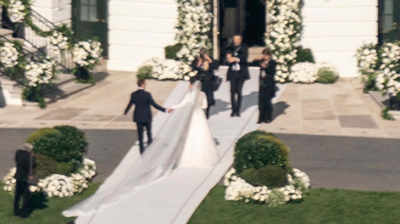 Naomi Biden und Peter Neal geben sich auf der Südwiese das Jawort.