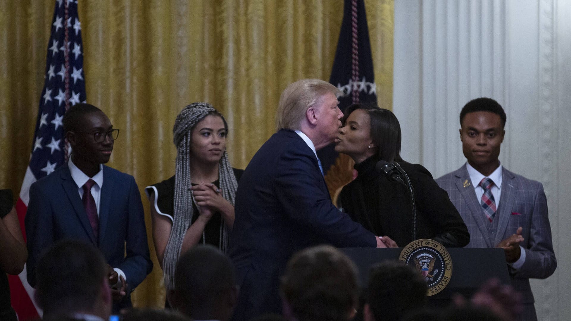 "Ihr wurdet alle belogen": Candace Owens verteidigt Trump und hetzt gegen Journalisten