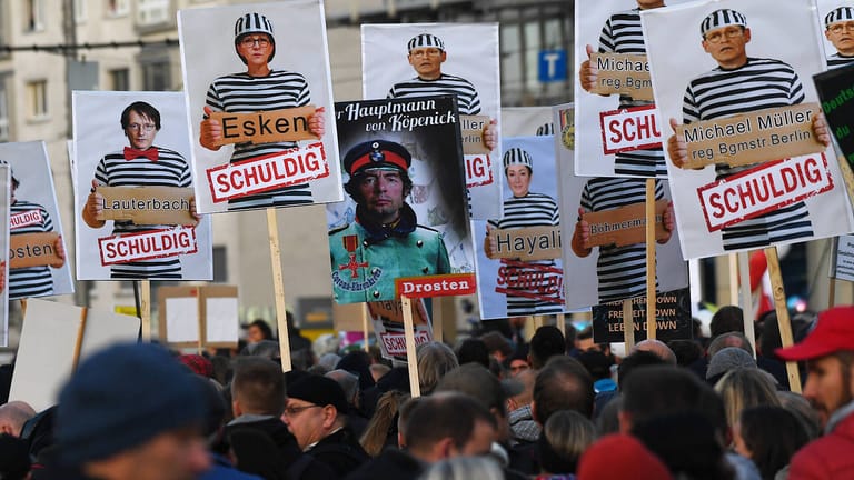 Bei einer Querdenken-Demonstration in Leipzig werden Politiker in Häftlingskleidung dargestellt (Archiv): Kraushaar sieht Anzeichen einer Radikalisierung der Mitte.