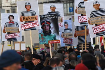 Bei einer Querdenken-Demonstration in Leipzig werden Politiker in Häftlingskleidung dargestellt (Archiv): Kraushaar sieht Anzeichen einer Radikalisierung der Mitte.