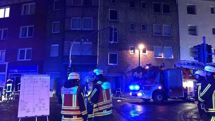 Retter am Einsatzort: Die Brandwohnung befindet sich auf der Rückseite des Gebäudes. Retter am Einsatzort: Die Brandwohnung befindet sich auf der Rückseite des Gebäudes.