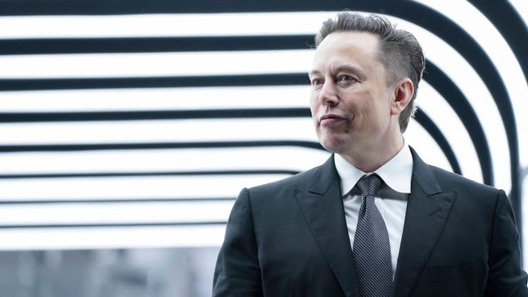 Elon Musk in Grünheide (Archivbild): Der neue Twitter-Chef gibt zuvor gesperrte Twitter-Konten frei.
