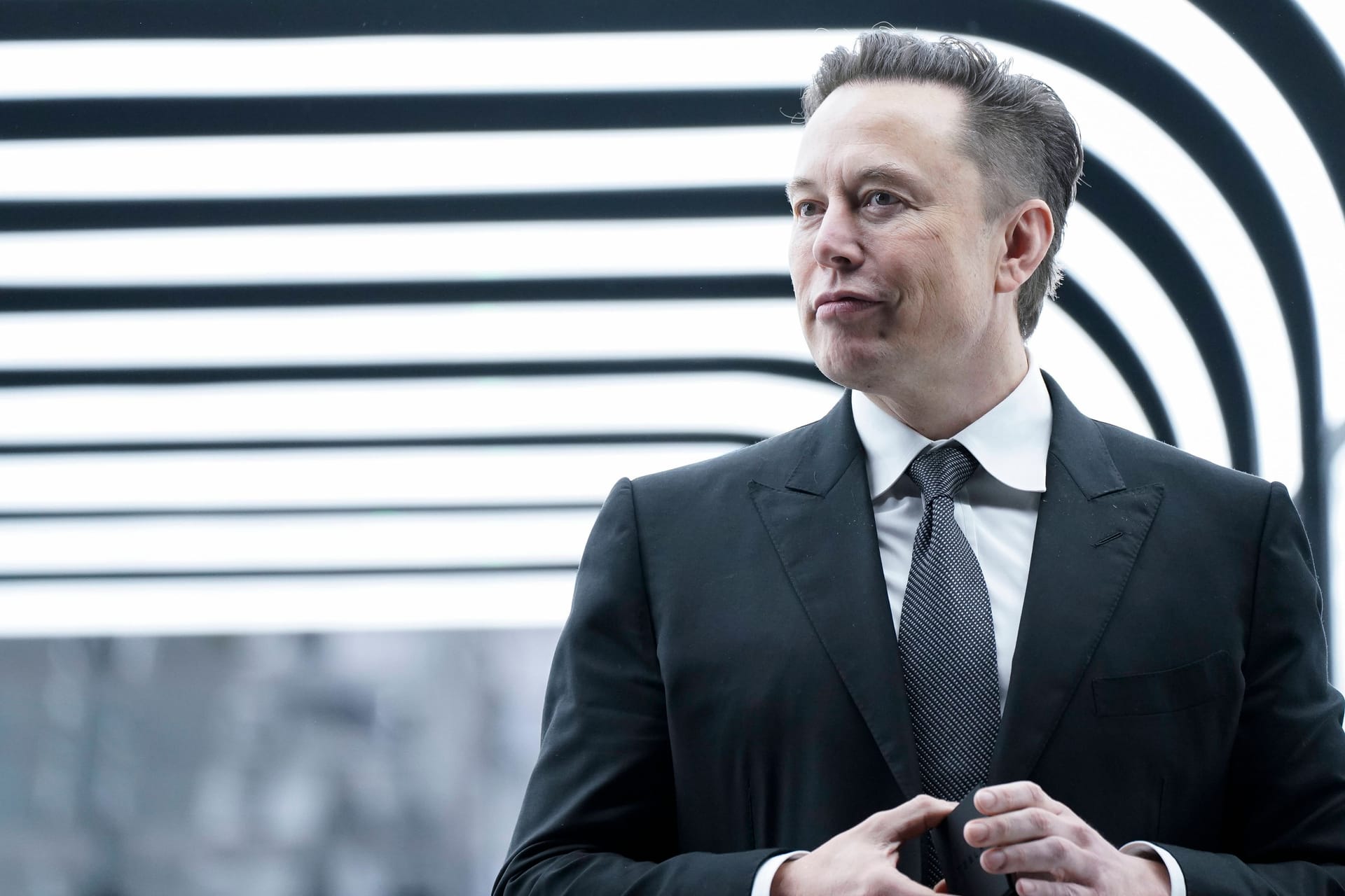 Elon Musk in Grünheide (Archivbild): Der neue Twitter-Chef gibt zuvor gesperrte Twitter-Konten frei.