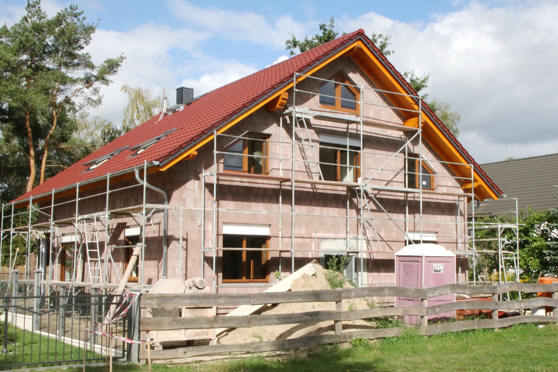 Haus im Bau (Symbolbild): In der Ansparphase zahlen die meisten Bausparer Kontoführungsgebühren.