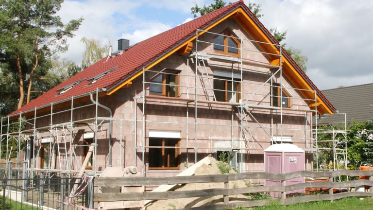 Haus im Bau (Symbolbild): In der Ansparphase zahlen die meisten Bausparer Kontoführungsgebühren.