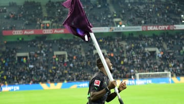 Marcus Thuram schnappte sich das Trikot von Jan Olschowsky und hing es über die Eckfahne, mit der er anschließend feiern ging. (Quelle: IMAGO/Norbert Jansen / fohlenfoto) Marcus Thuram schnappte sich das Trikot von Jan Olschowsky und hing es über die Eckfahne, mit der er anschließend feiern ging.