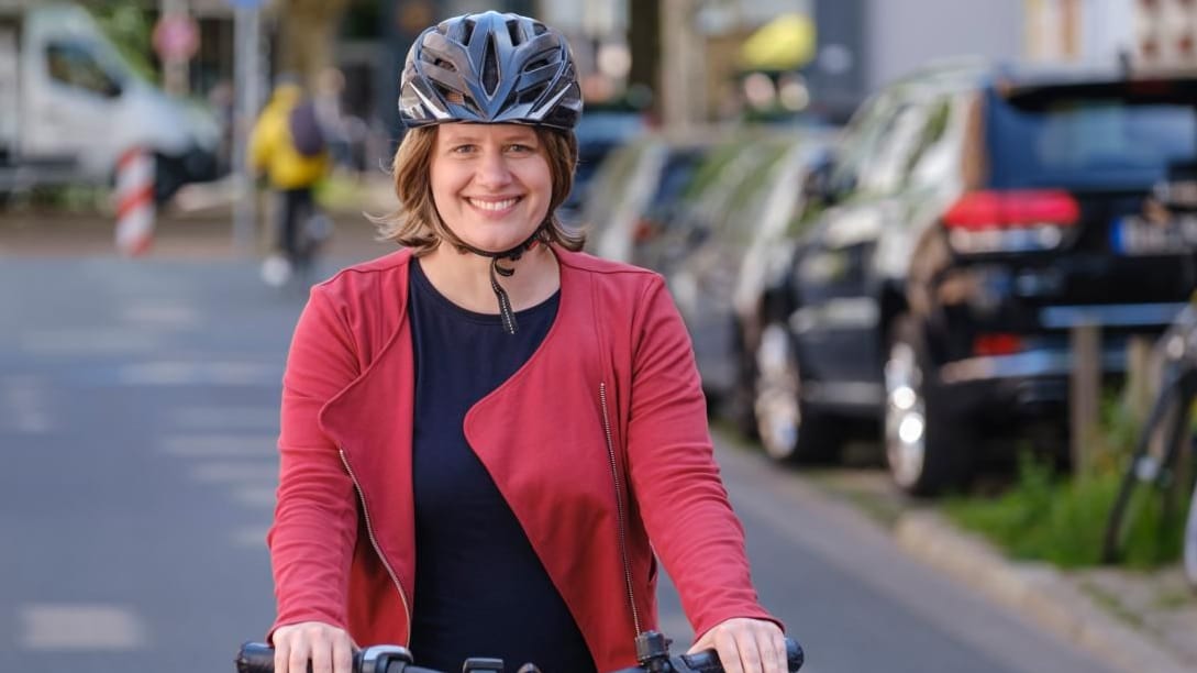 Julia Willie Hamburg auf dem Fahrrad (Archivbild): Die neue grüne Kultusministerin fährt selbst kein Auto, wurde aber für den VW-Aufsichtsrat nominiert.