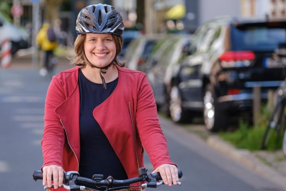 Julia Willie Hamburg auf dem Fahrrad (Archivbild): Die neue grüne Kultusministerin fährt selbst kein Auto, wurde aber für den VW-Aufsichtsrat nominiert.