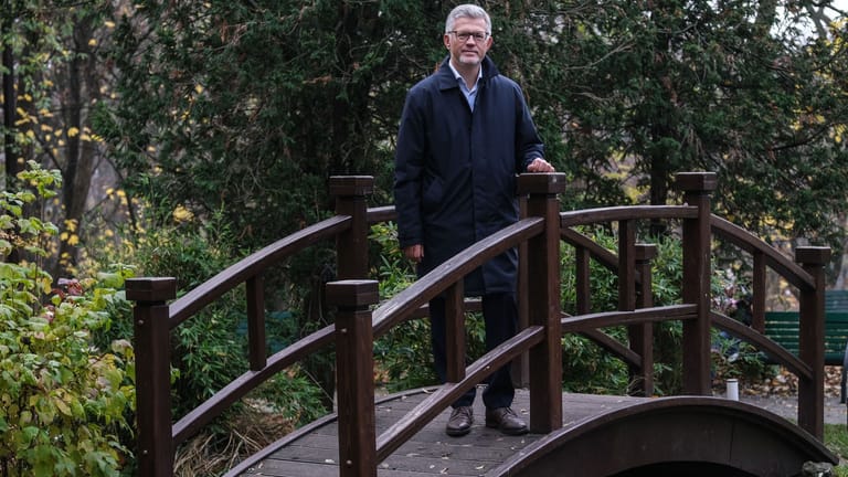 Melnyk auf einer Brücke im Botanischen Garten: "Isoliert den Kriegsverbrecher Putin."