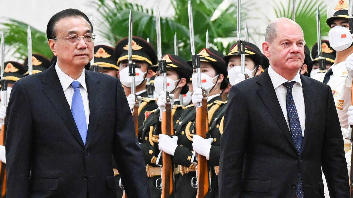 Olaf Scholz (r.) und Premierminister Li Keqiang: Die China-Reise des Kanzlers war im Vorfeld harsch kritisiert worden.