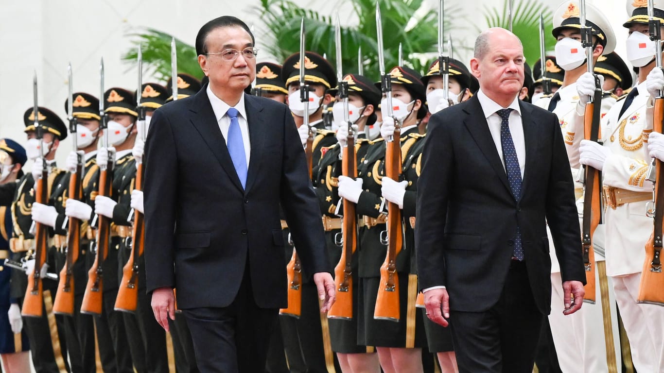 Olaf Scholz (r.) und Premierminister Li Keqiang: Die China-Reise des Kanzlers war im Vorfeld harsch kritisiert worden.