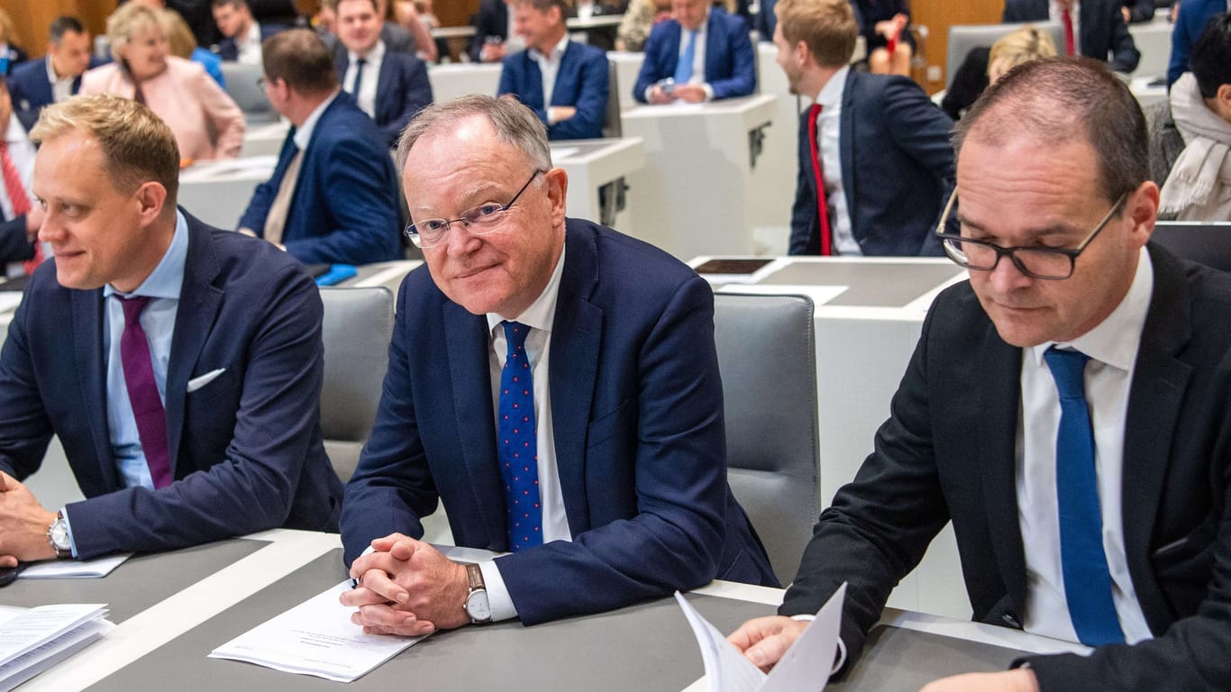 Stephan Weil (SPD, M) mit Wiard Siebels (SPD, l) und Grant Hendrik Tonne (SPD, r) im Niedersächsischen Landtag.