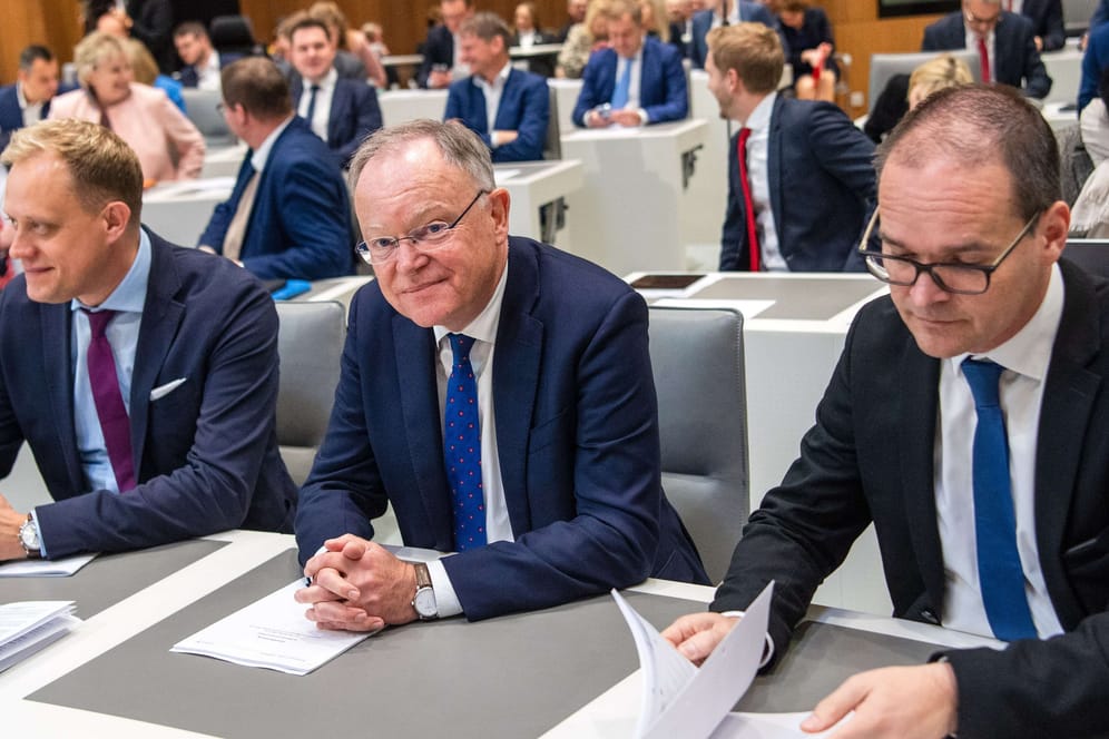 Stephan Weil (SPD, M) mit Wiard Siebels (SPD, l) und Grant Hendrik Tonne (SPD, r) im Niedersächsischen Landtag.