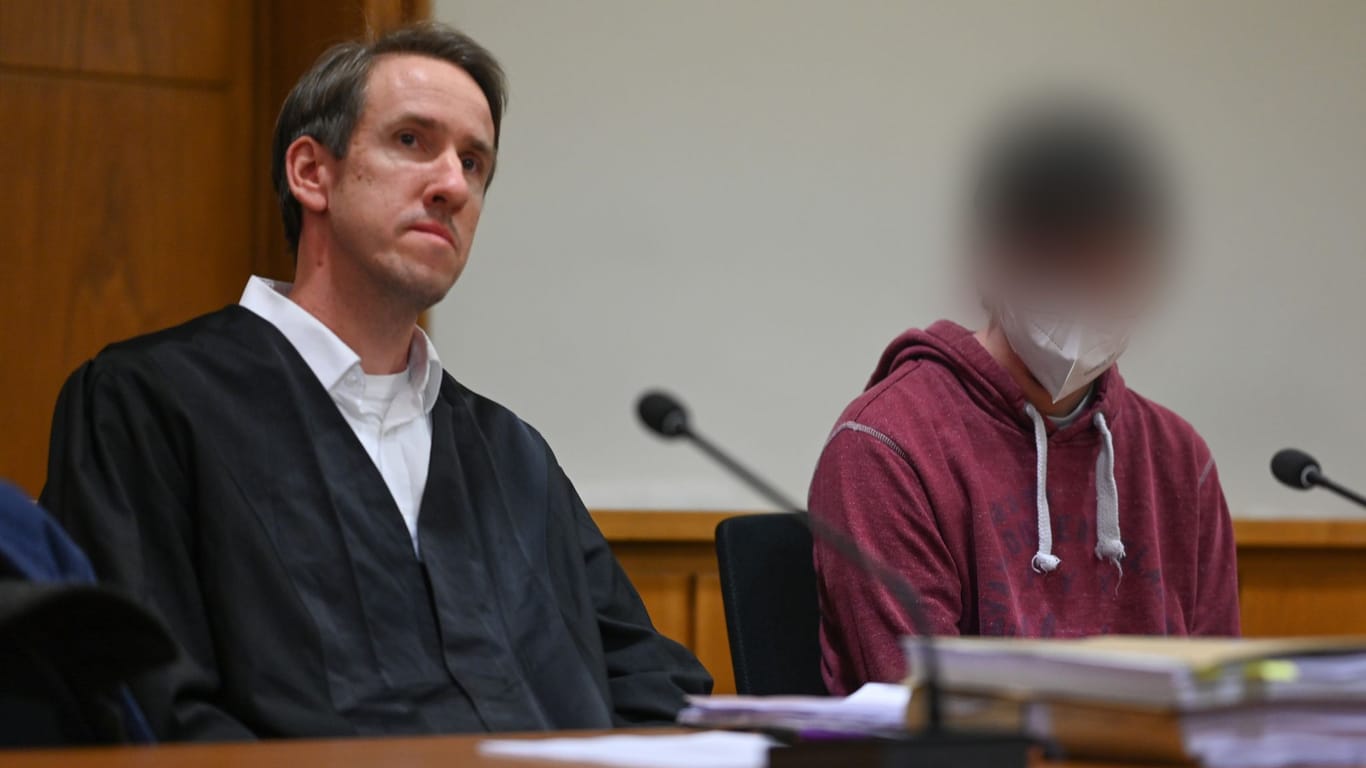 Der verurteilte Mörder (r) der elfjährigen Lena sitzt zu Prozessbeginn am 7. November im Landgericht Oldenburg neben seinem Pflichtverteidiger Johannes Mann.