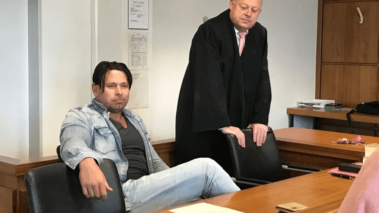 Kurz vorm Urteil wegen Beleidigung (Archivfoto): Tim Wiese im Bremer Amtsgericht im Juli 2019.
