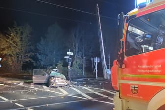 ICE-Crash in Bonn: Der Pkw wurde beim Aufprall mit dem Intercity-Express komplett zerstört. (Quelle: Feuerwehr Bonn)