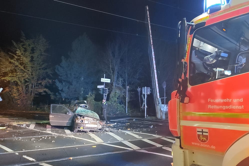 ICE-Crash in Bonn: Der Pkw wurde beim Aufprall mit dem Intercity-Express komplett zerstört. (Quelle: Feuerwehr Bonn)