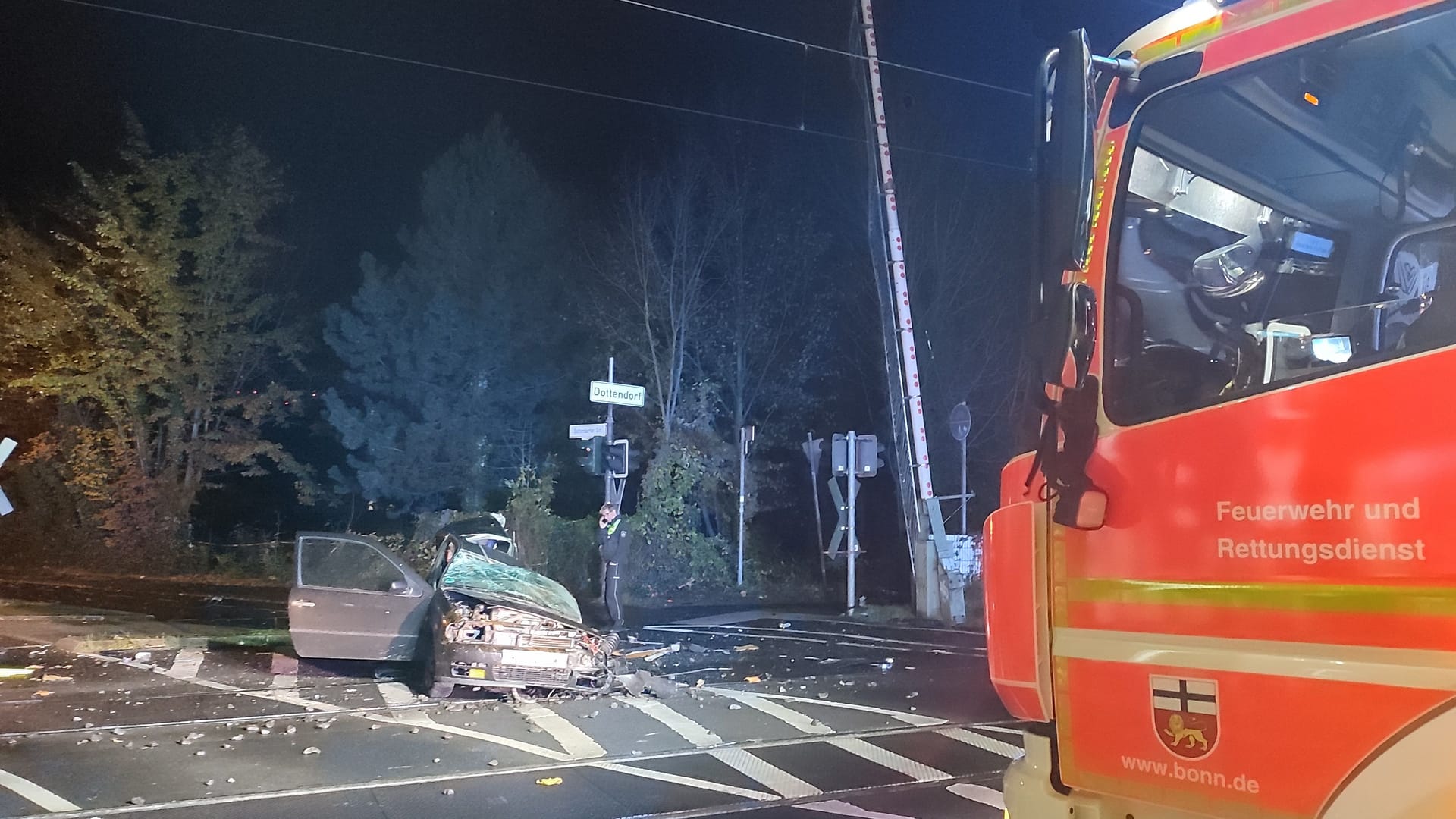 ICE-Crash in Bonn: Der Pkw wurde beim Aufprall mit dem Intercity-Express komplett zerstört. (Quelle: Feuerwehr Bonn)