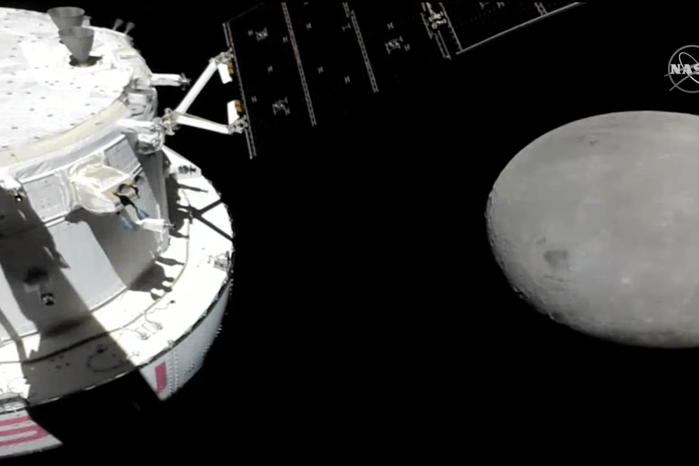 Kapsel"Orion" und der Mond: Die Sonde wird auf ihrer Mission den Erdtrabanten umkreisen.