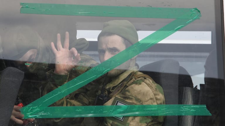 Ein russischer Soldat in einem Bus mit dem Buchstaben "Z" (Archiv): Afrikanische Studenten wurden offenbar zum Kriegsdienst gedrängt.