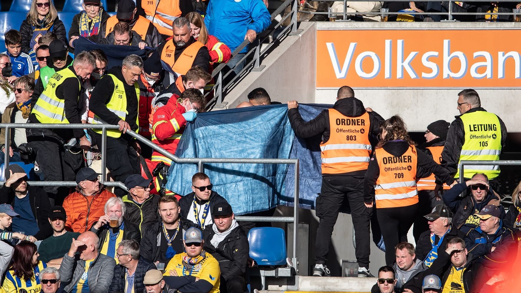 Sanitäter im Einsatz: Ein Braunschweig-Fan erlitt am Sonntag einen medizinischen Notfall und starb wenig später.