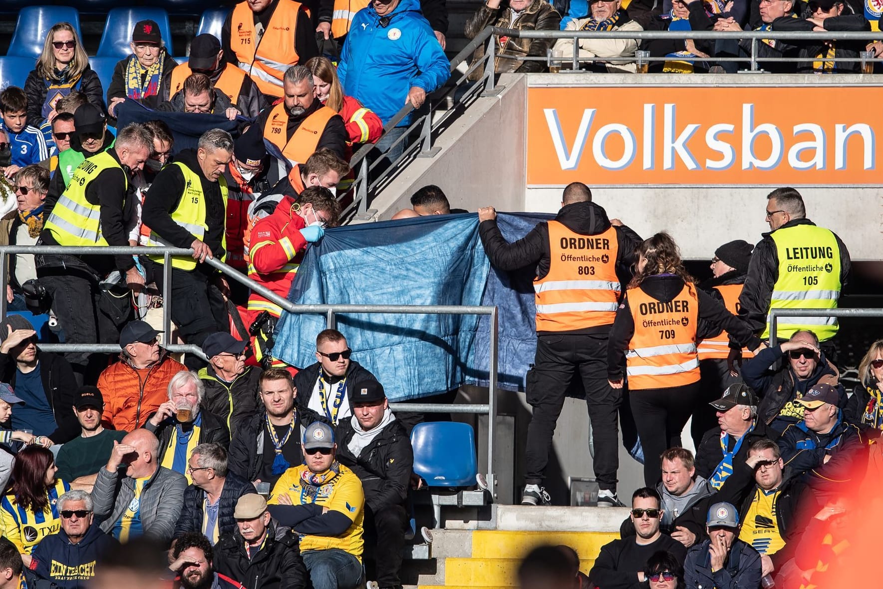 Sanitäter im Einsatz: Ein Braunschweig-Fan erlitt am Sonntag einen medizinischen Notfall und starb wenig später.