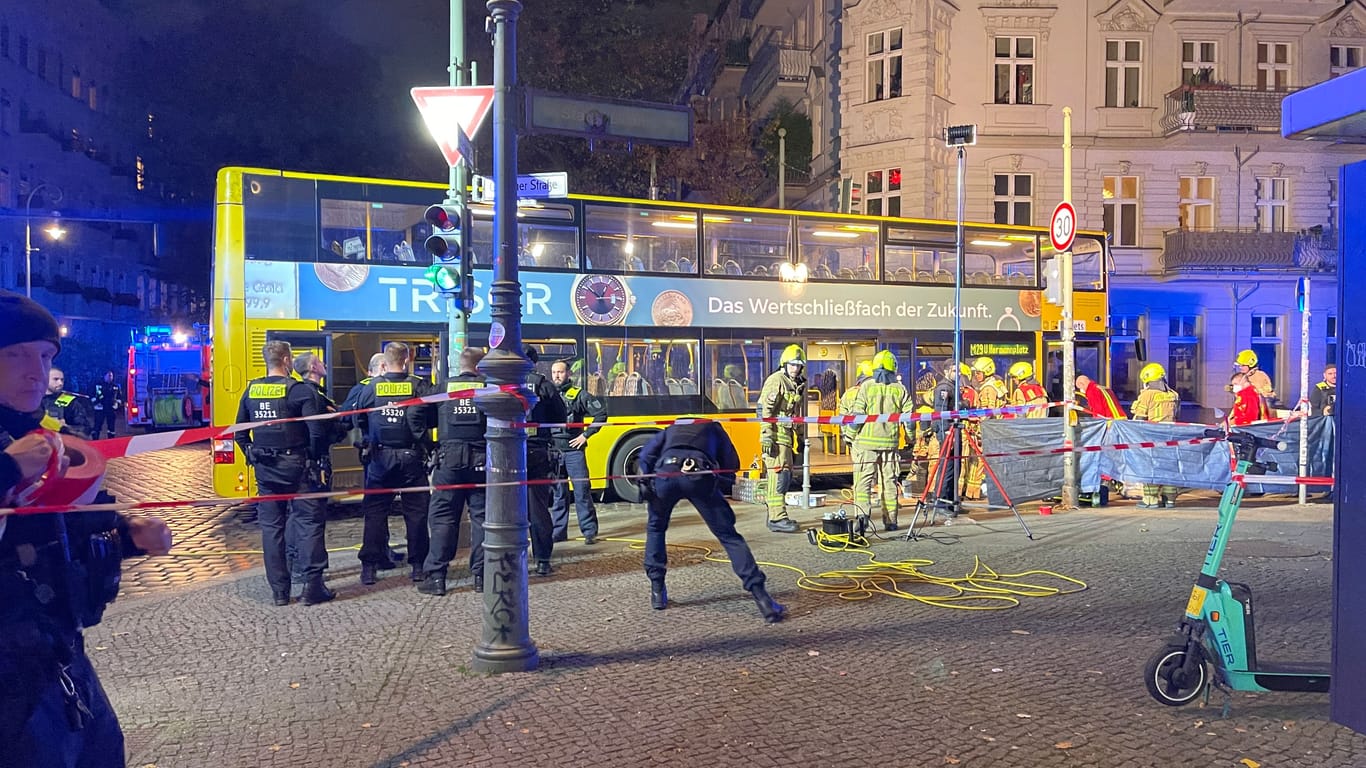 Der Unfallort: Eine Person wurde unter einem Bus der BVG eingeklemmt.