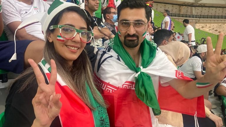 Mehdi (re.) mit seiner Freundin: Der Iraner hoffe vor Anpfiff auf das historische Weiterkommen.