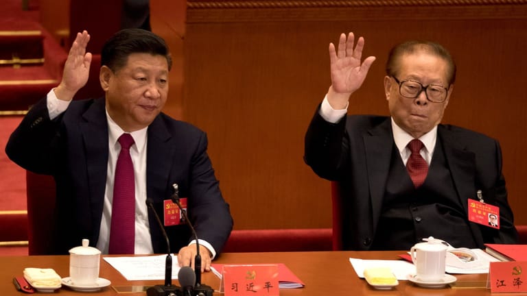 Xi Jinping (links) und Jiang Zemin (Archivbild): Unter anderem bei Parteitagen trafen der amtierende und der Ex-Präsident immer wieder aufeinander.