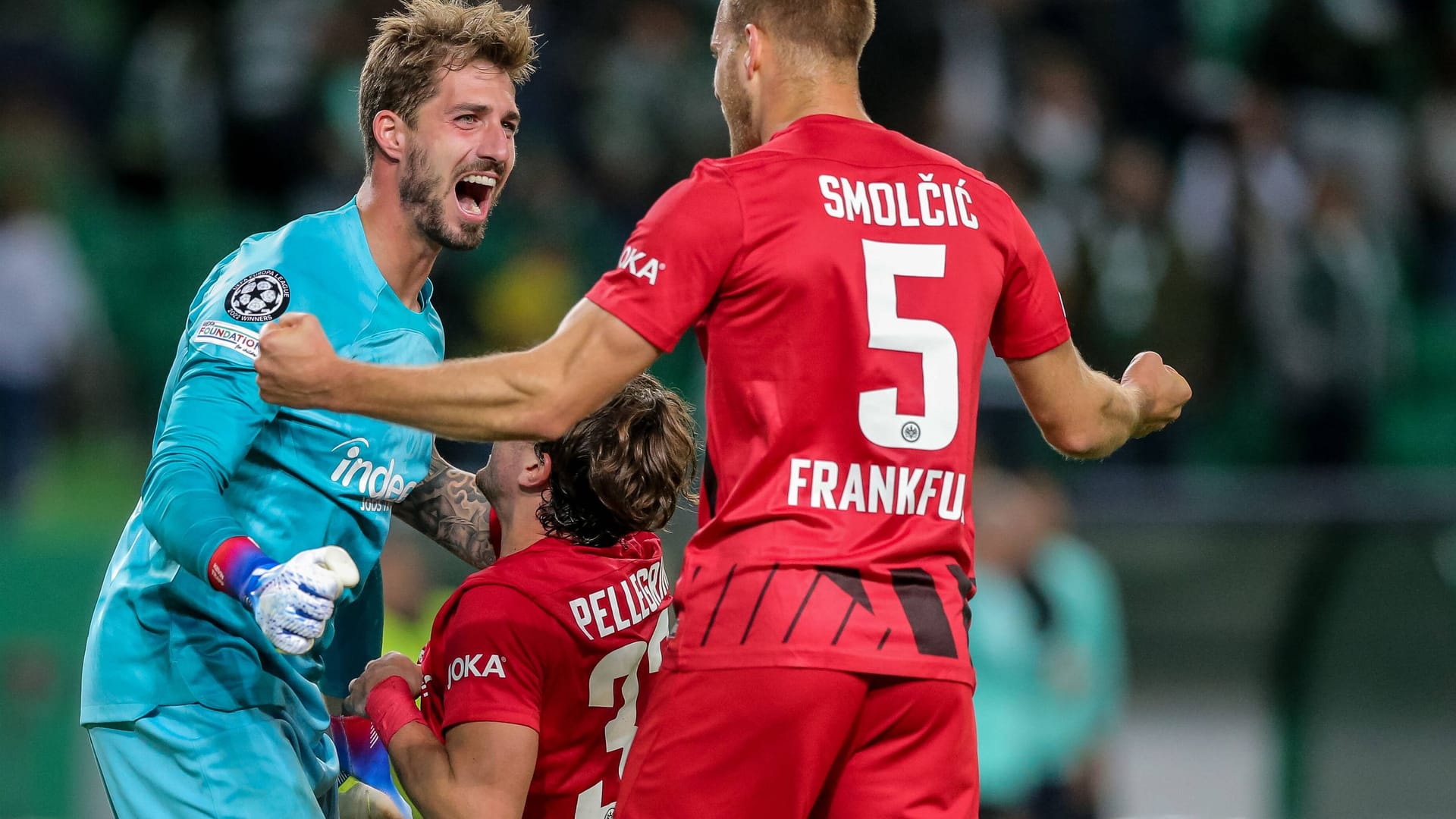 Freude bei den Eintracht-Profis um Torwart Trapp (l.): Der Verein ist erstmals ins Achtelfinale der Champions League gezogen.