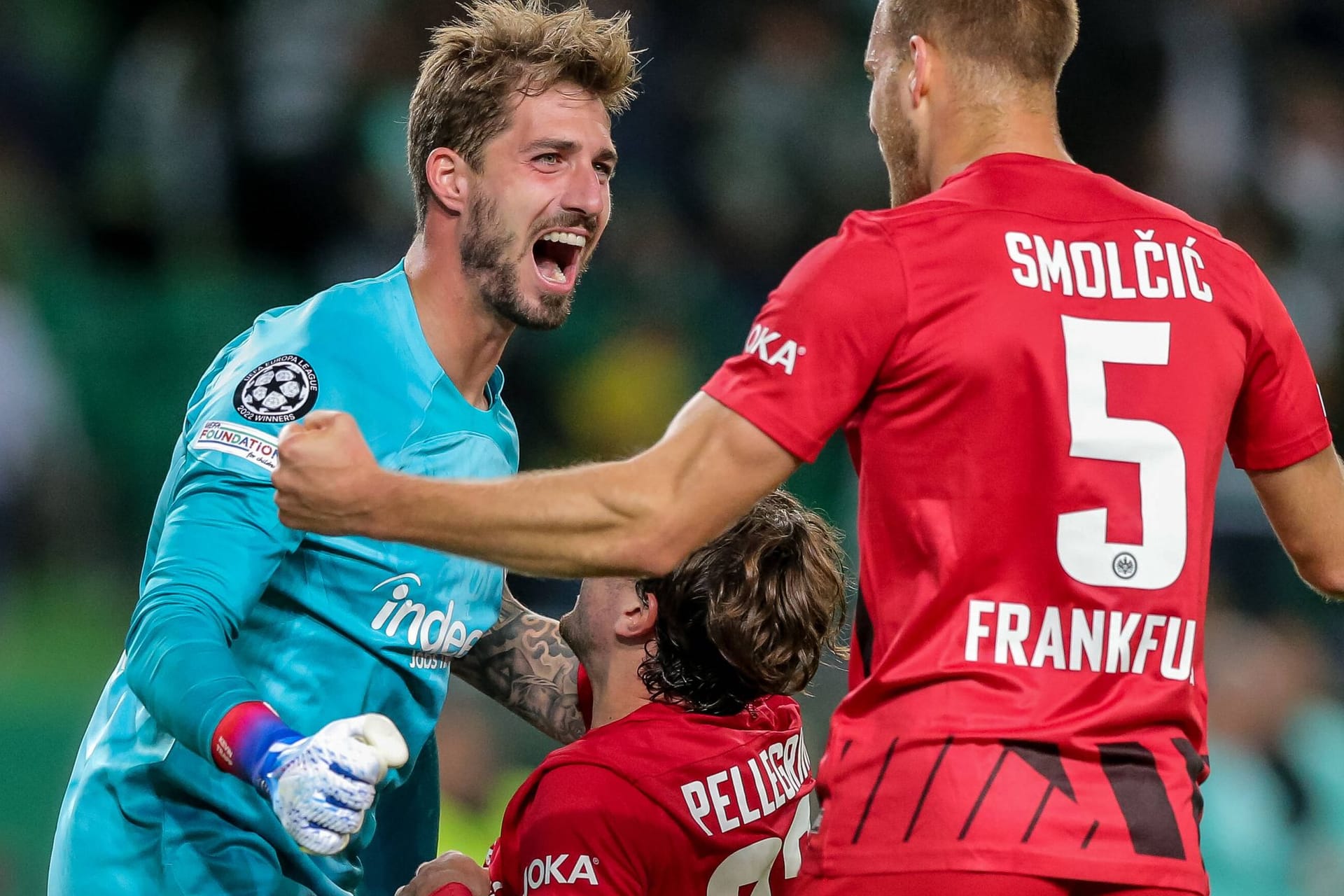 Freude bei den Eintracht-Profis um Torwart Trapp (l.): Der Verein ist erstmals ins Achtelfinale der Champions League gezogen.