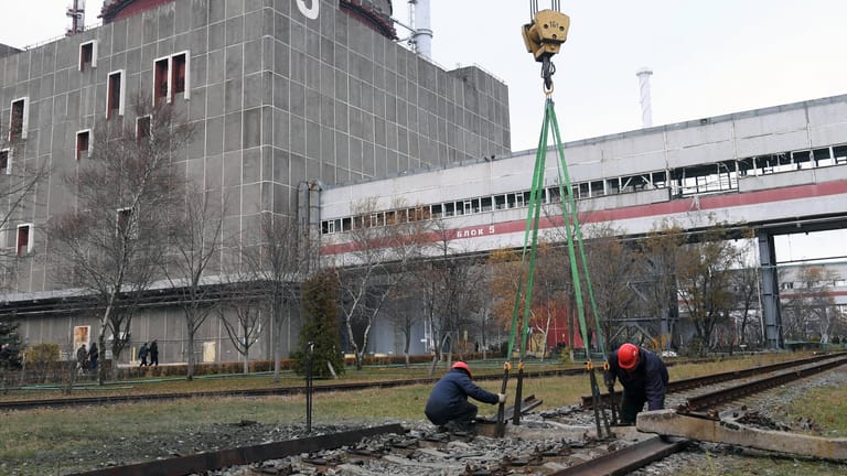 Arbeiten am AKW Saporischschja: Moskau fordert eine Schutzzone.