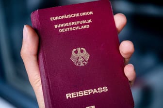 Ein Reisepass der Bundesrepublik Deutschland: Bald soll der Einbürgerungsprozess in Deutschland schneller gehen.