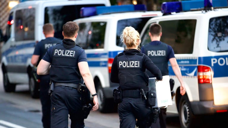 Einsatzkräfte bei einer Hausdurchsuchung (Symbolbild): Offenbar war ein Streit eskaliert.