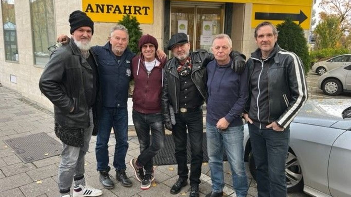 Die Band Extrabreit mit Sänger Kai Havaii (Dritter von links) und unserem Reporter (ganz links): Ihr Lied "Hurra, die Schule brennt" ist bis heute bekannt.