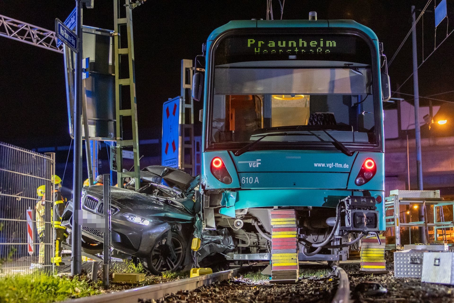 Die Bahnstrecke war für mehrere Stunden in beide Fahrtrichtungen vollgesperrt.