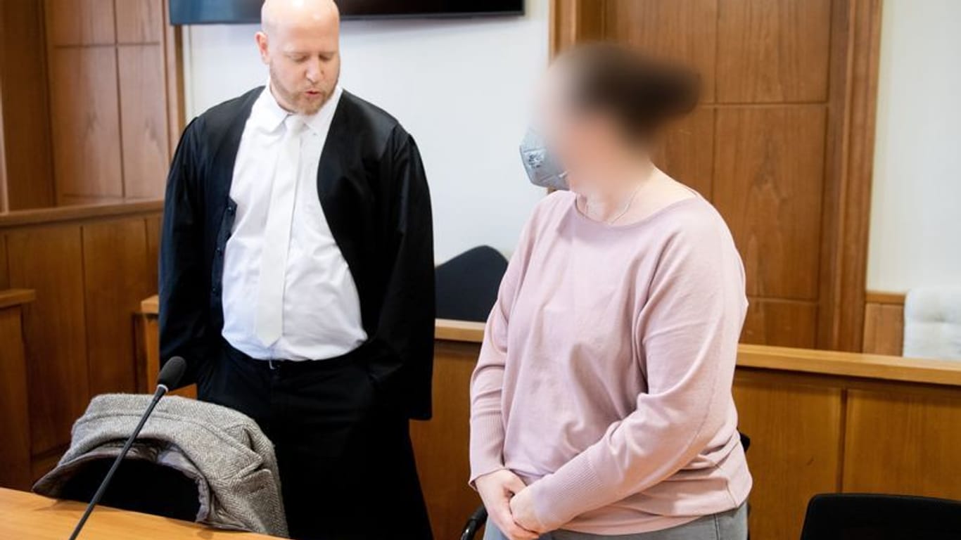 Die Angeklagte steht vor Prozessbeginn im Landgericht neben ihrem Anwalt Christoph Klatt.