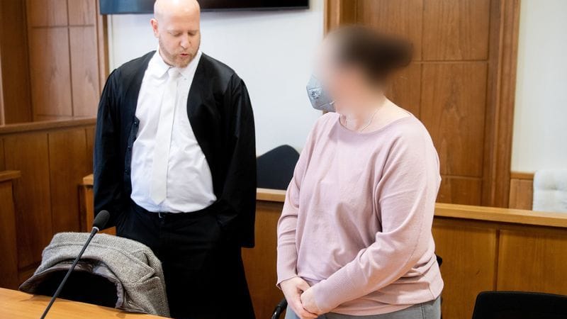 Die Angeklagte steht vor Prozessbeginn im Landgericht neben ihrem Anwalt Christoph Klatt.