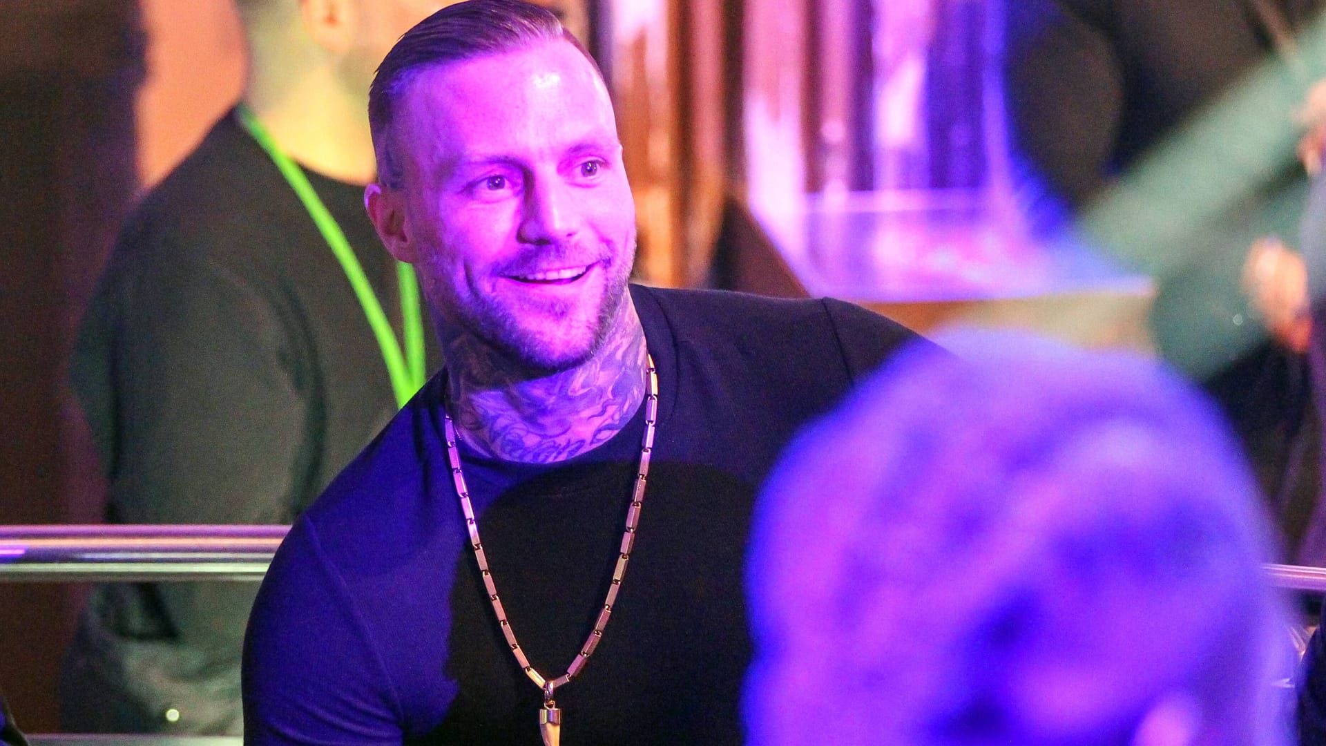 Rapper Kontra K bei den MTV EMAs 2022 (Archivbild): Gegen ihn soll die Staatsanwaltschaft Berlin ermitteln. Rapper Kontra K bei den MTV EMAs 2022 (Archivbild): Gegen ihn soll die Staatsanwaltschaft Berlin ermitteln.