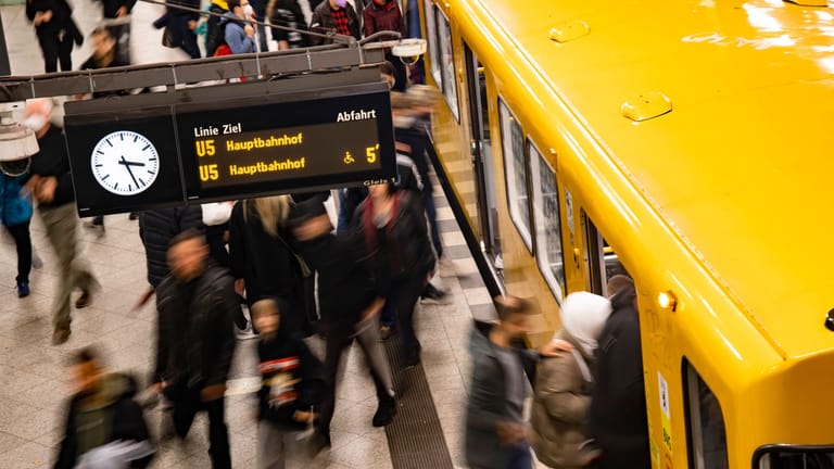 Reisende an einem U-Bahn-Zug am Alexanderplatz (Archivbild): Mit 120 Millionen Euro könnten Sie allen Berlinern für einen Monat eine freie Fahrt ermöglichen.
