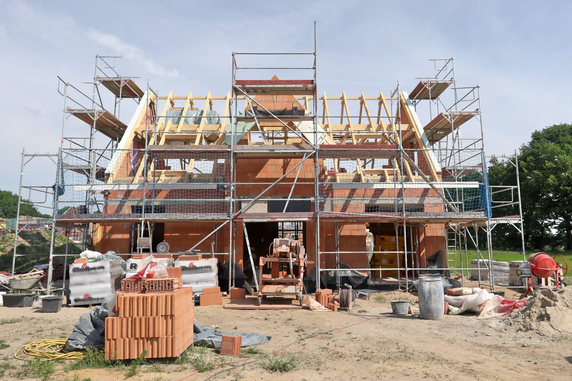 Haus im Bau (Symbolbild): Bausparkassen dürfen von ihren Kunden auch in der Sparphase keine pauschale Gebühr wie ein Jahresentgelt verlangen.