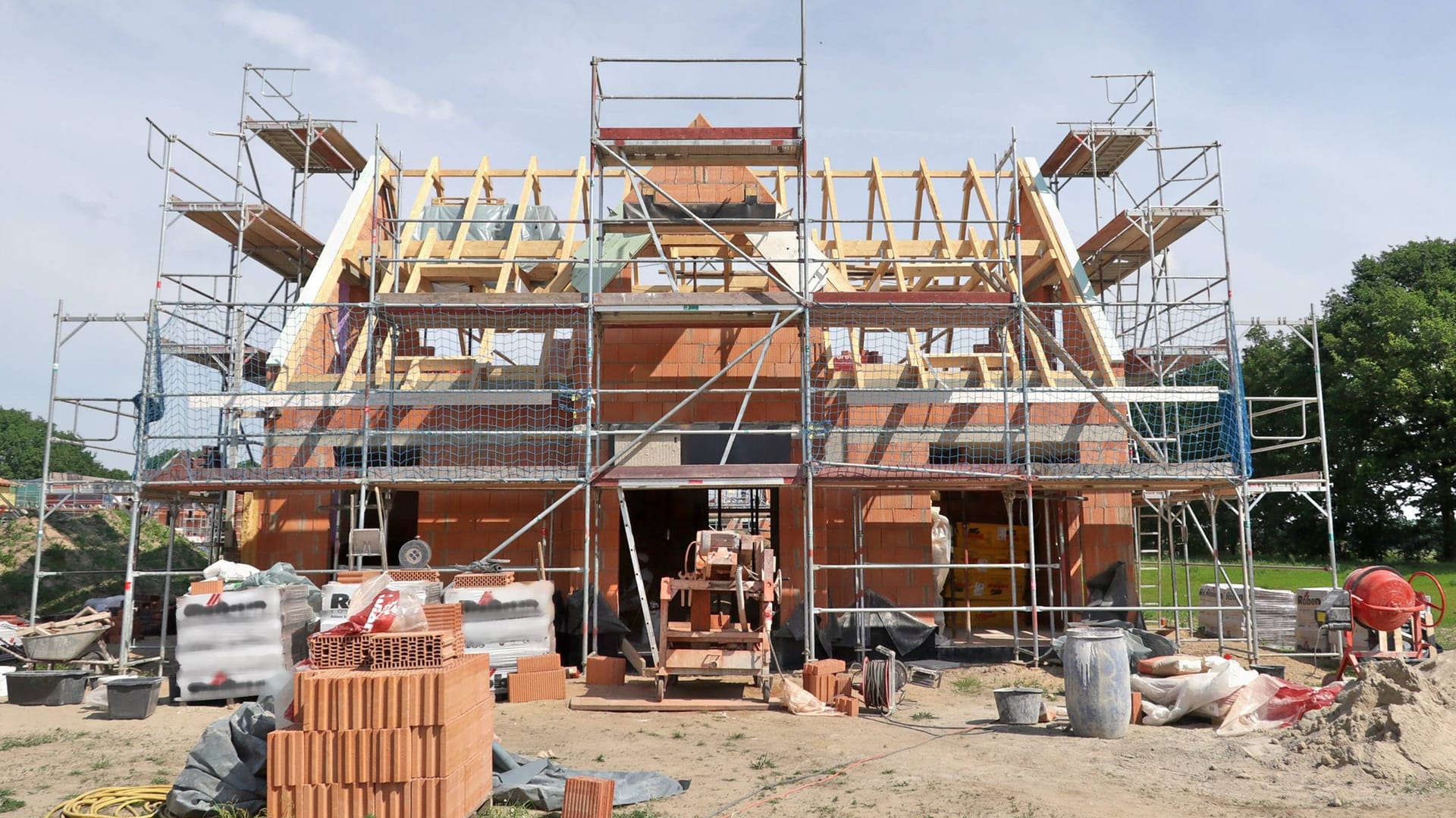 Haus im Bau (Symbolbild): Bausparkassen dürfen von ihren Kunden auch in der Sparphase keine pauschale Gebühr wie ein Jahresentgelt verlangen.