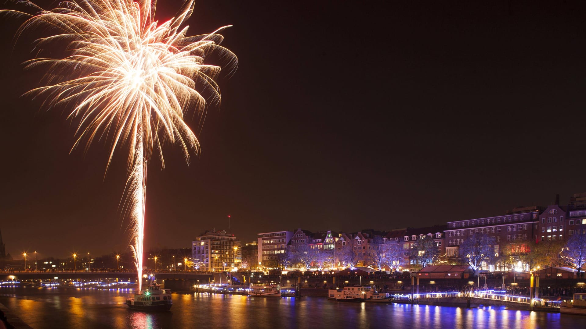 Feuerwerk zur Eröffnung des Weihnachtsmarktes (Archivfoto): 170 verschiedene Stände warten auf die Besucher.